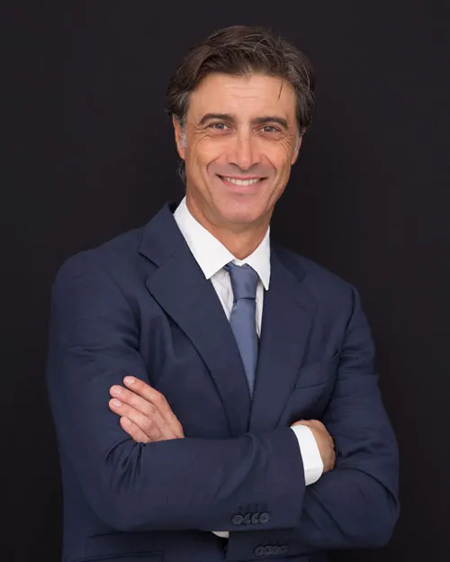 Dr. Leopoldo Navarro, cirujano plástico