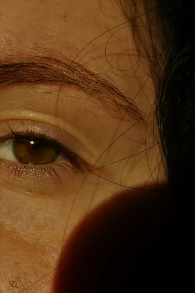 Detalle del ojo y el párpado de una mujer madura