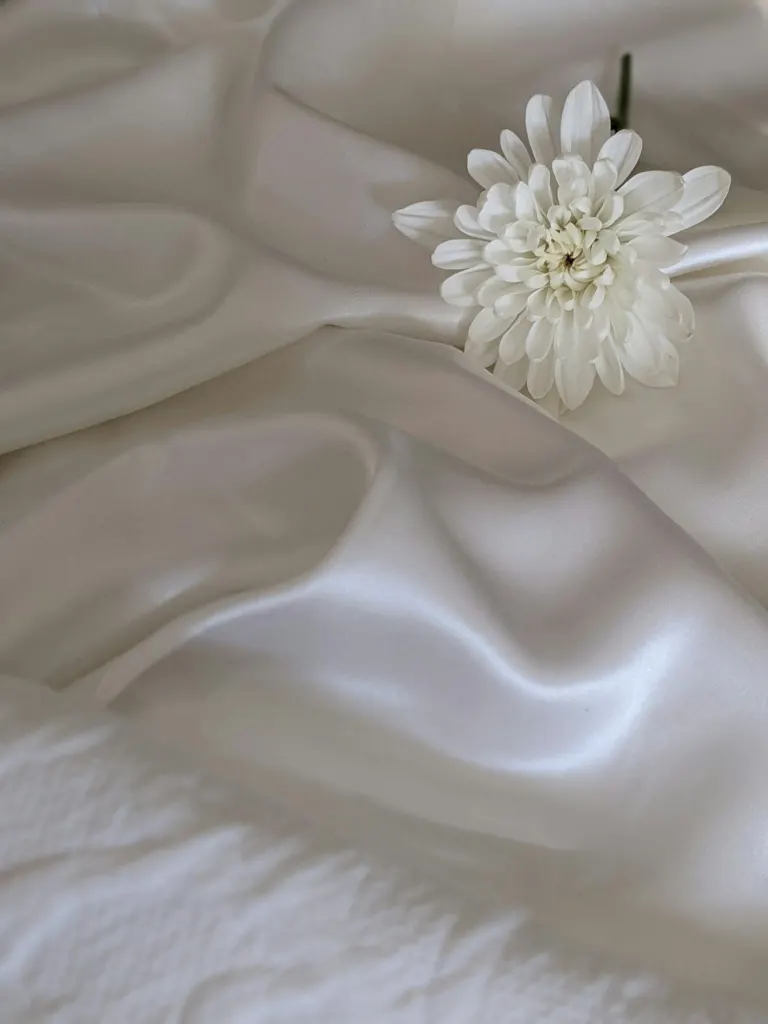Flor sobre seda blanca