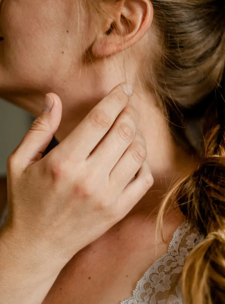 Detalle del cuello y la línea de la mandíbula