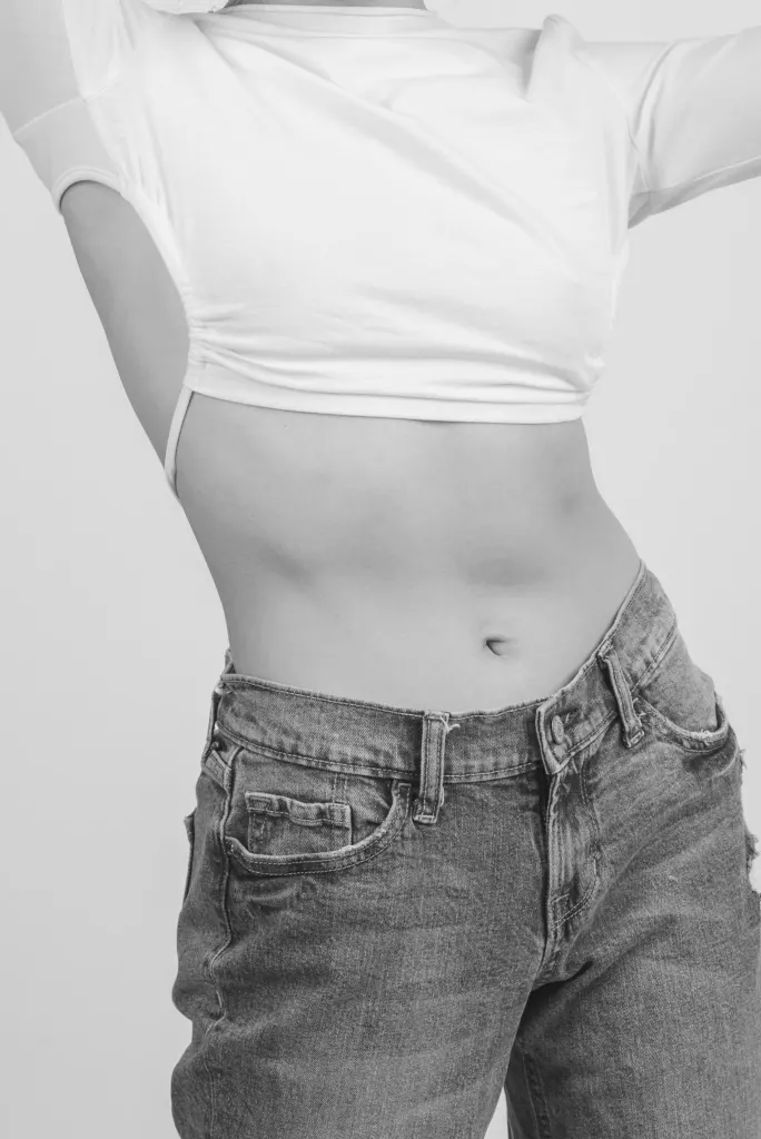 Abdomen de una mujer con vaqueros