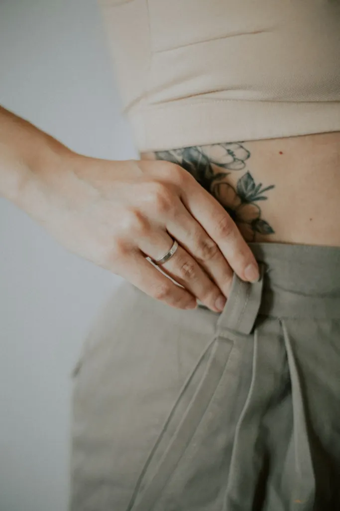 Mano sobre la parte baja del abdomen
